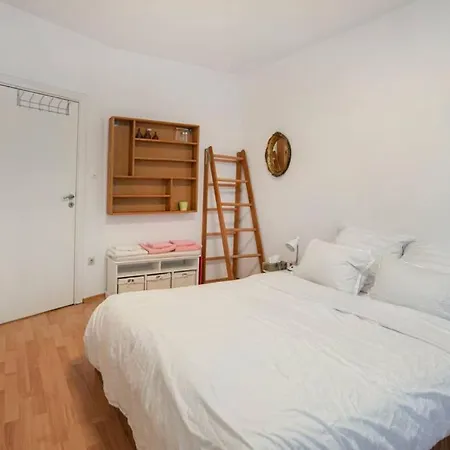 Vivid And Stylish 1 Bedroom Apartment *
